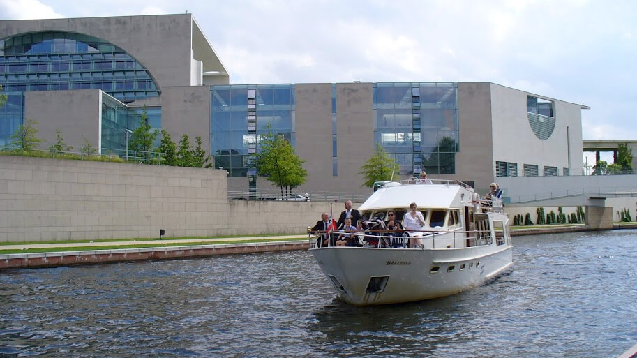 berlin-cityschiffsfahrten-bellevue-bundeskanzleramt