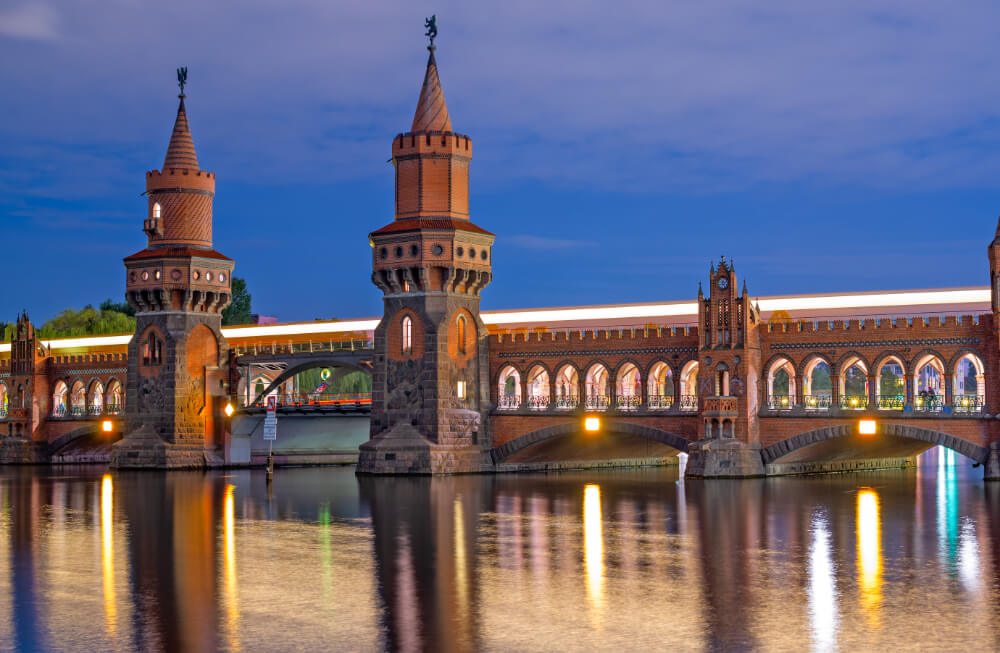 berlin-am-abend-schifffahrt-oberbaumbruecke