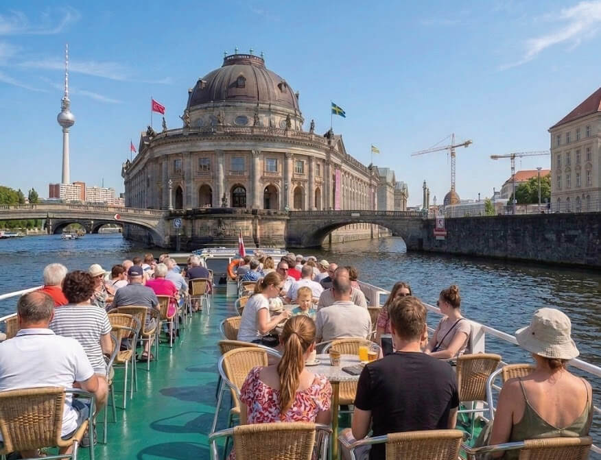 schiffsrundfahrt-durch-berlin-hoehe-bode-museum-end