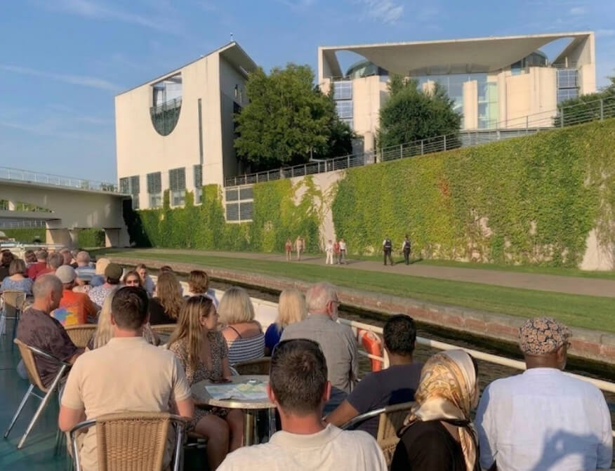 schiffsrundfahrt-durch-berlin-hoehe-bundeskanzleramt-end