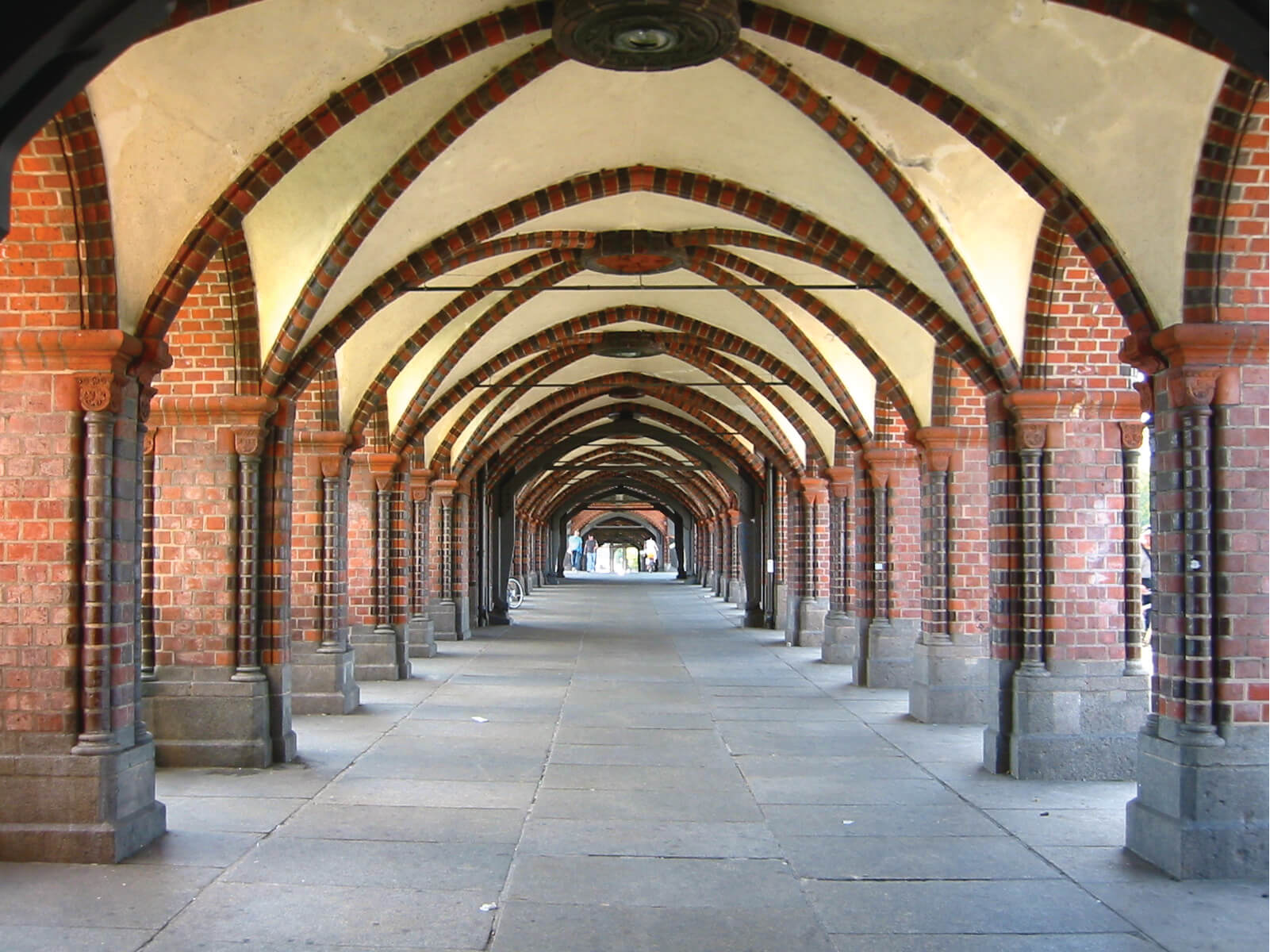 oberbaumbruecke-berlin-arkadengang-auf-der-ostseite Oberbaumbrücke Berlin aus der Schiffsperspektive