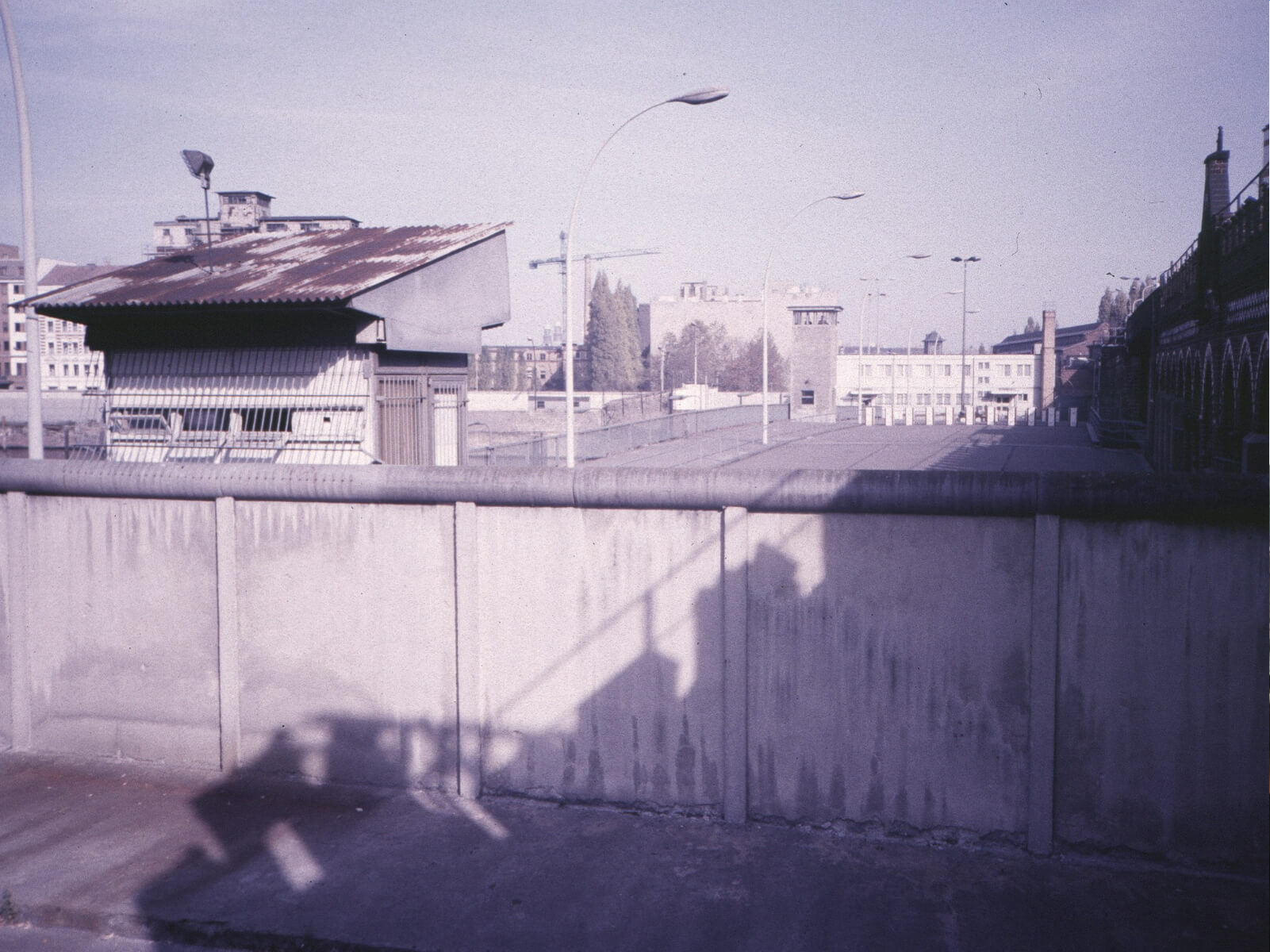 oberbaumbruecke-berlin-blick-von-west-berlin-ueber-die-mauer-auf-die-bruecke-1986 Oberbaumbrücke Berlin aus der Schiffsperspektive
